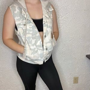 Camo sleeveless jacket